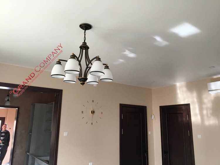 натяжной потолок в гостиной в херсоне