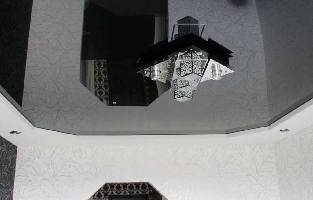 черные глянцевые потолки